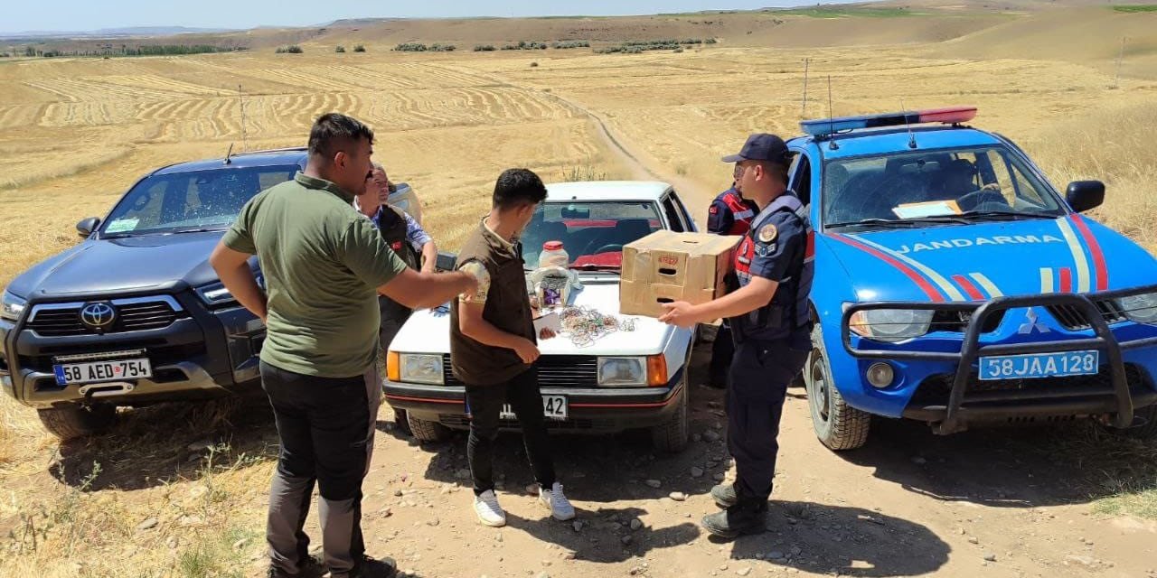 Kuş sevdasına otomobillerinden oldular