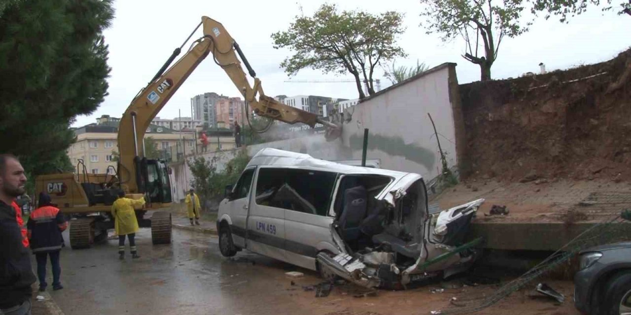 Pendik’te çöken istinat duvarının altında kalan minibüsteki kişi kurtarıldı