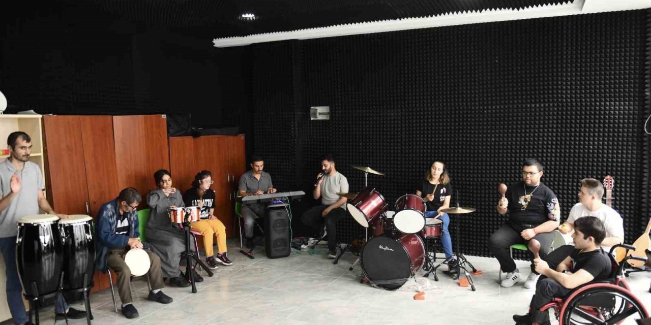Esenyurt’ta özel öğrenciler iletişim becerilerini müzikle geliştiriyor