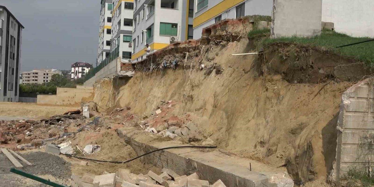 Facianın eşiğinden döndüler...4 blok 8 katlı sitenin istinat duvarı böyle çöktü