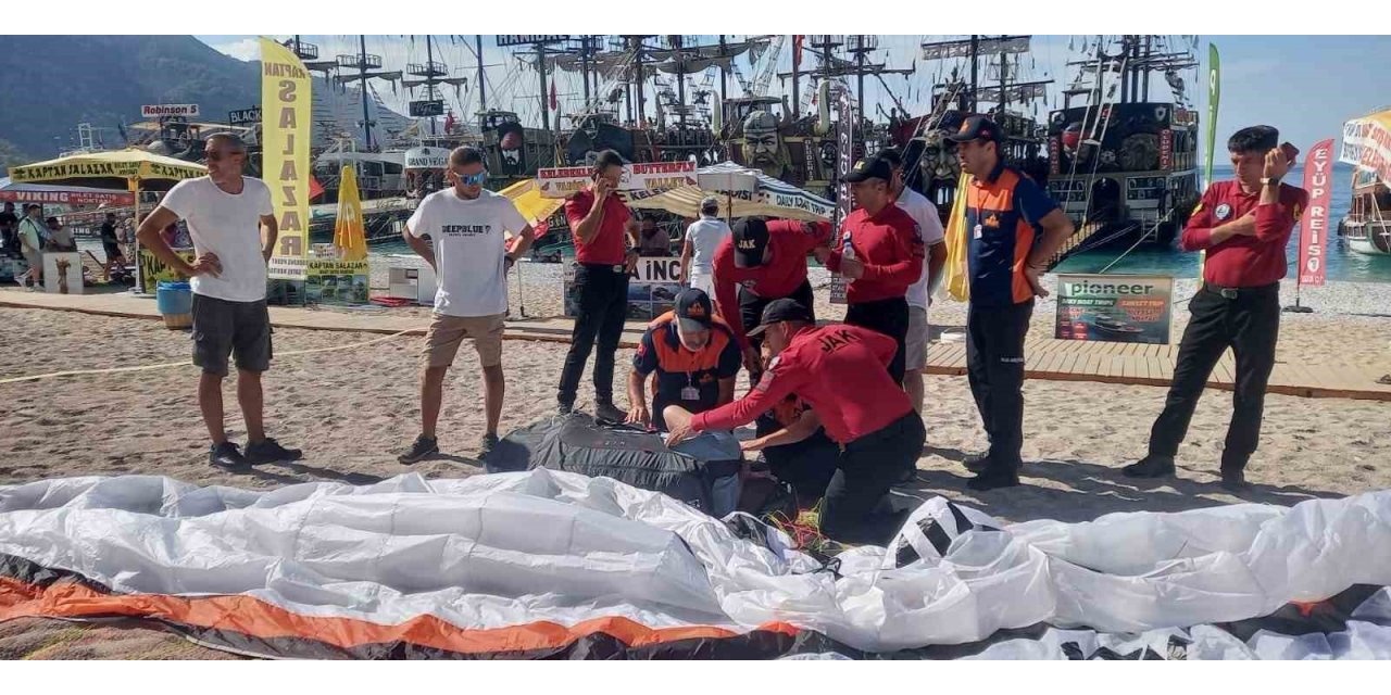 İngiliz paraşütçü plaja çakıldı, yardımına jandarma koştu