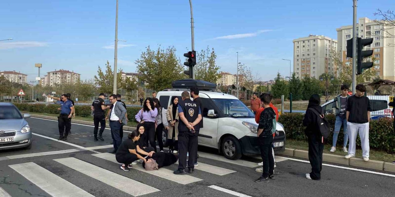 Yaya geçidinden geçerken araba çarptı