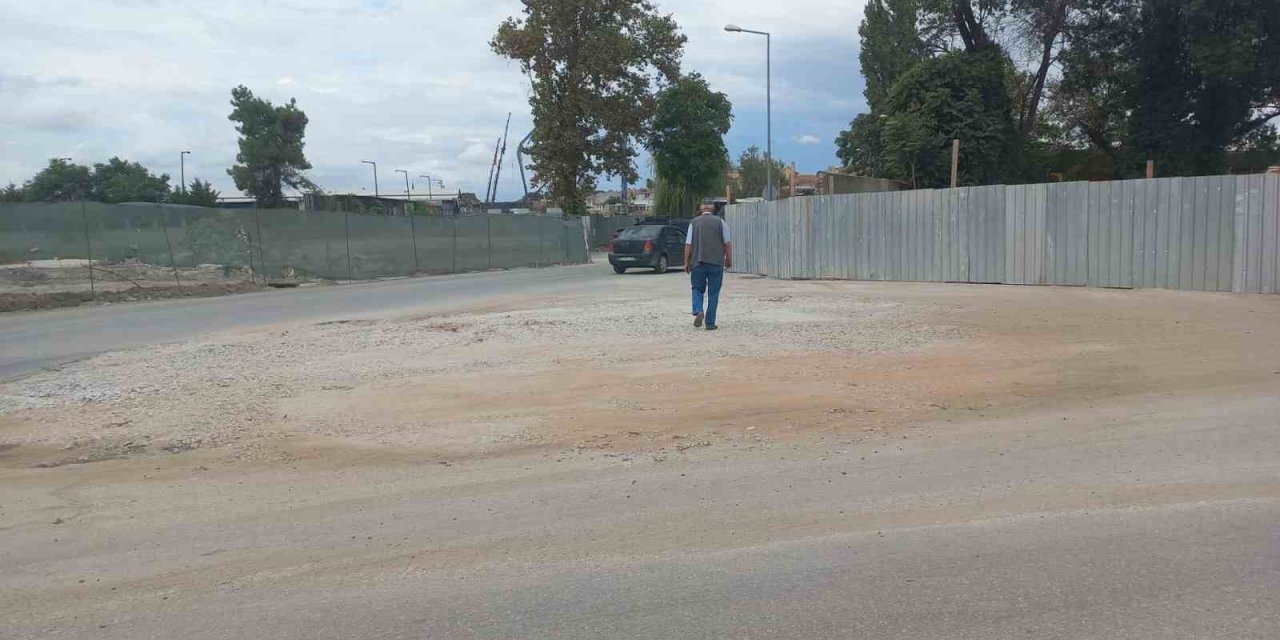 Yol ortasındaki tarihi çeşme taşındı, sürücüler nefes aldı