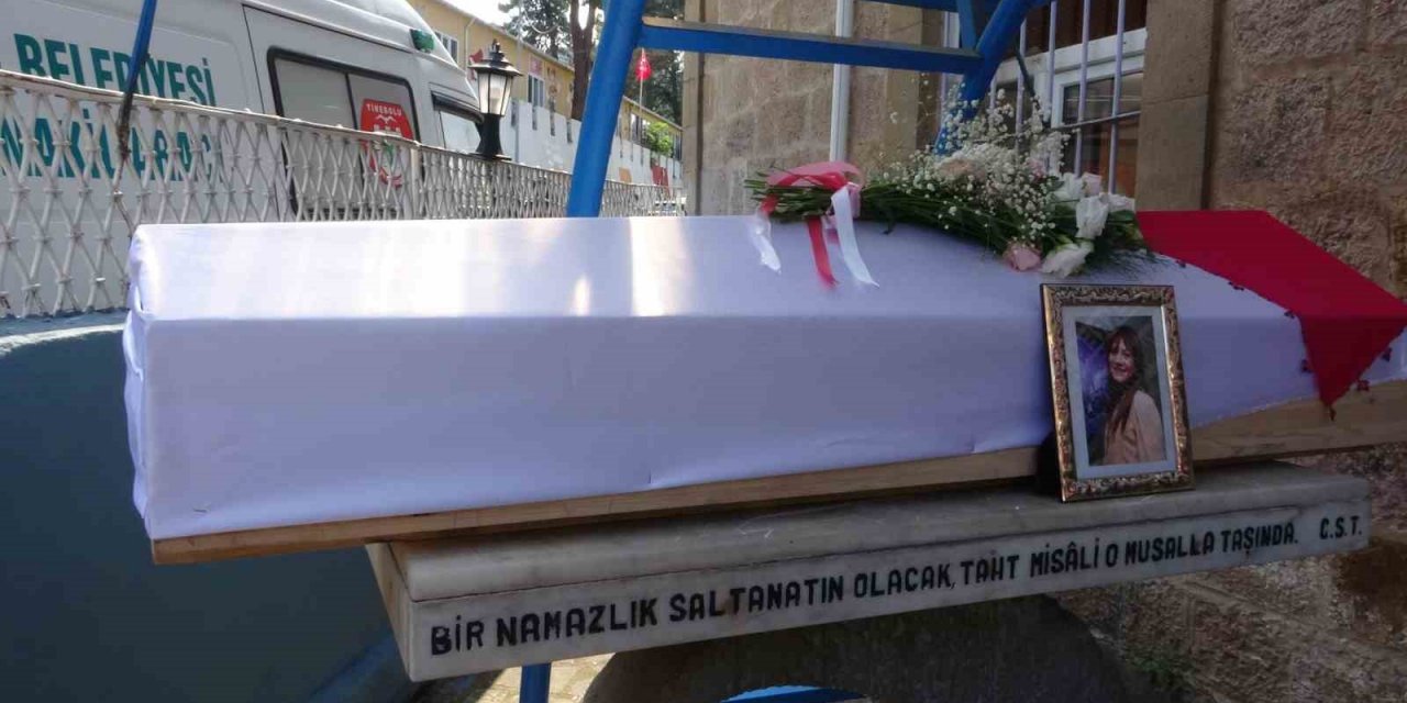 Tiyatro ve dizi oyuncusu Seda Fettahoğlu memleketinde son yolculuğuna uğurlandı