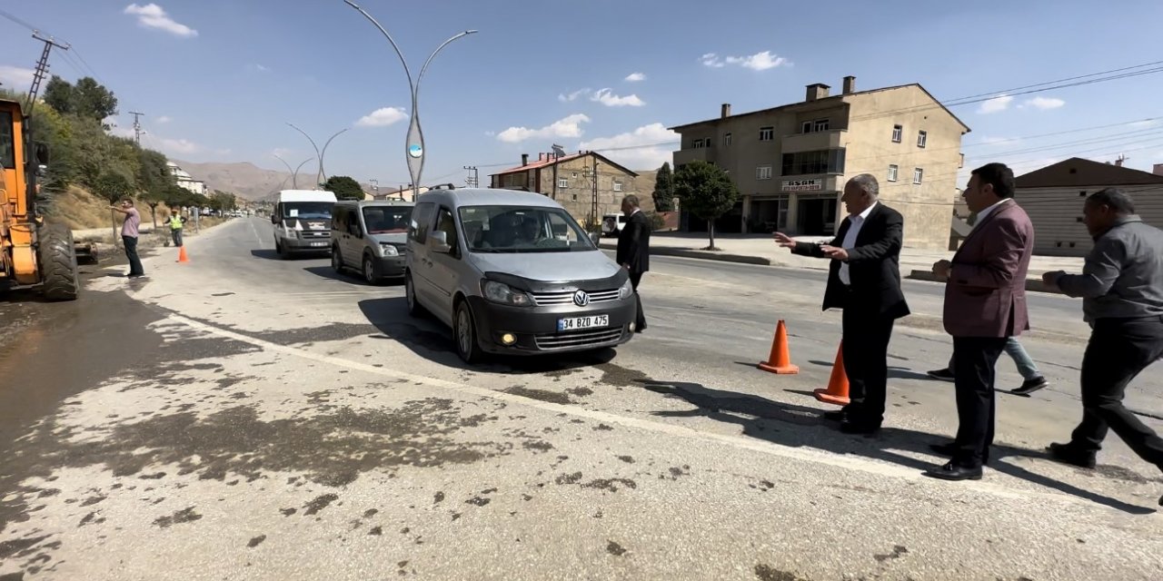 Yüksekova’da 7 yıldır kapalı olan İpekyolu Caddesi trafiğe açıldı