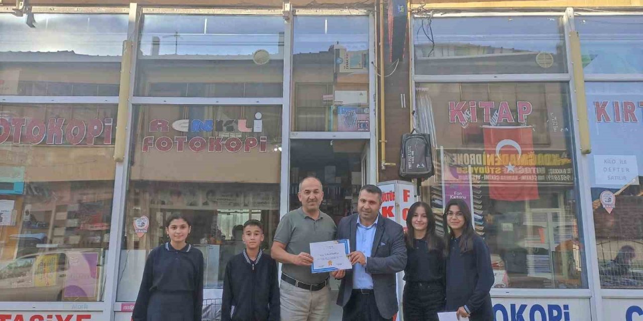 İş yerlerine Türkçe isim veren esnafa teşekkür belgesi verildi