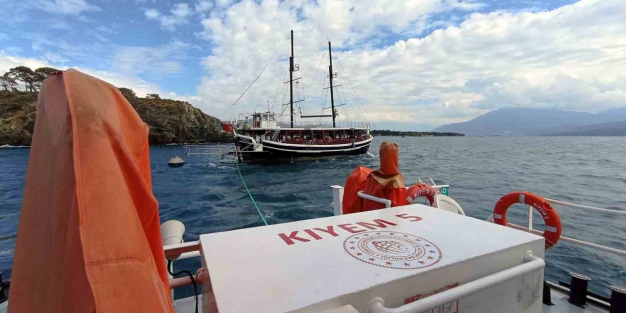 Makine arızası yapan 20 metrelik tekneyi KIYEM ekipleri kurtardı