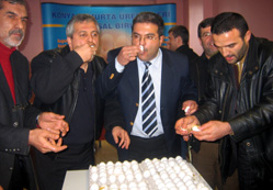 Yumurta içerek eylem yaptılar