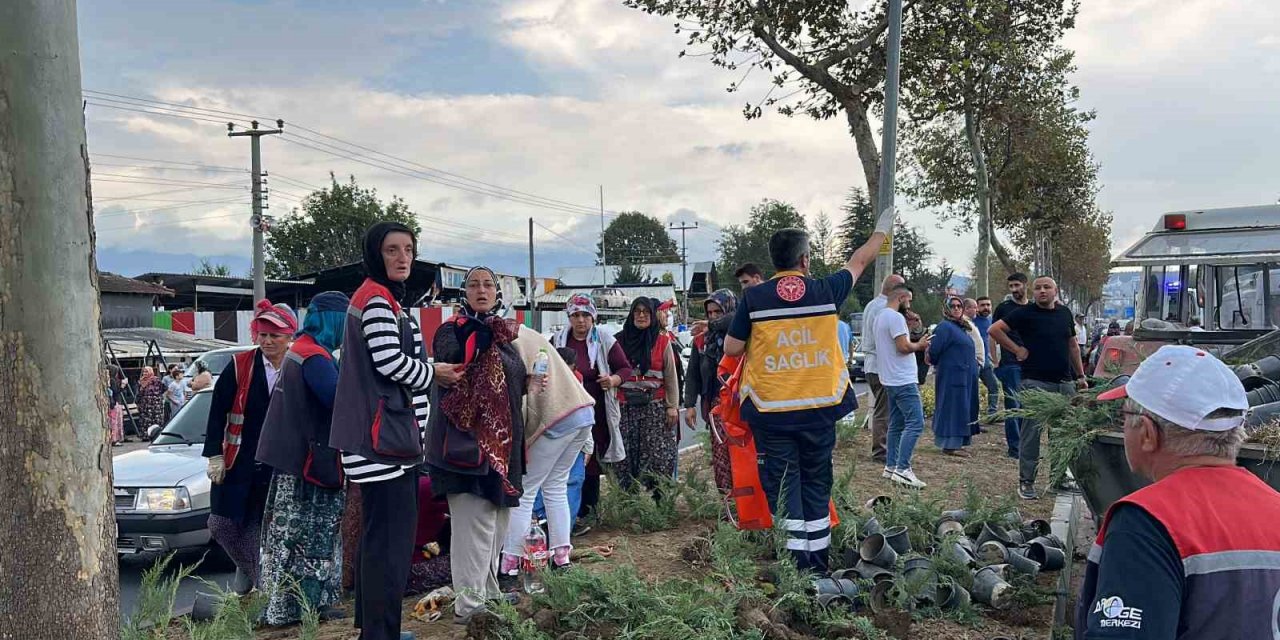 Cip, belediye işçilerini taşıyan traktöre çarptı: 6 yaralı