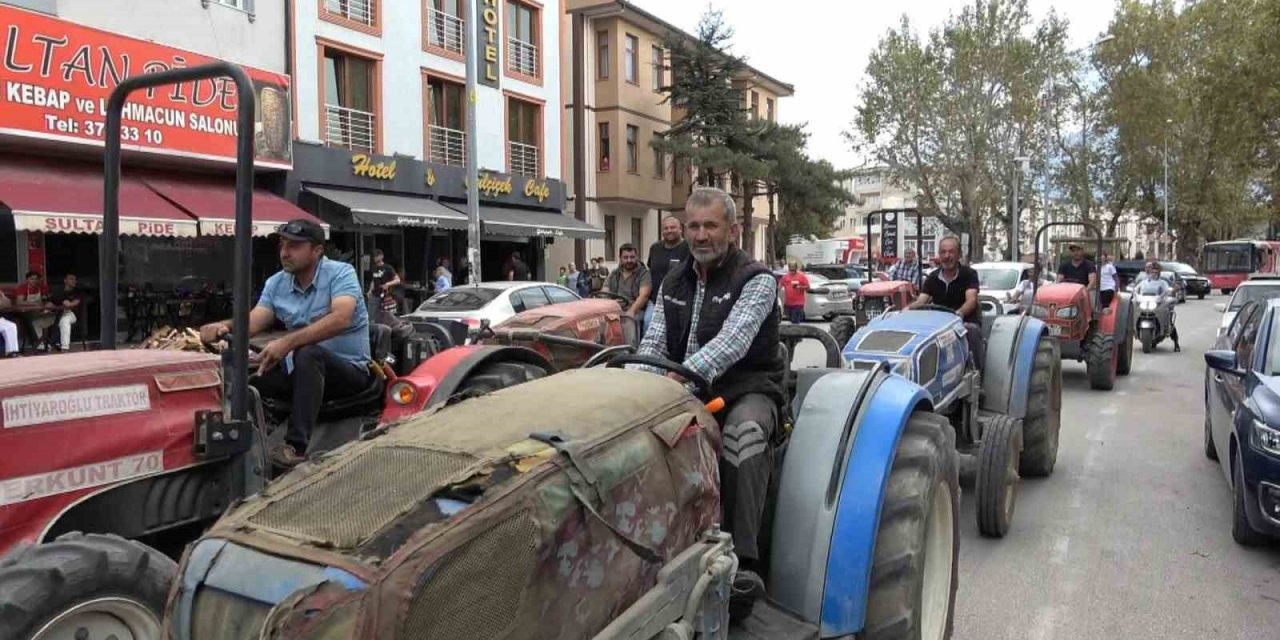 Traktörleriyle kortej katıldılar