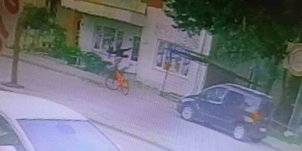 Çanakkale’de AK Parti’nin seçim ofisine taşlı saldırı kamerada