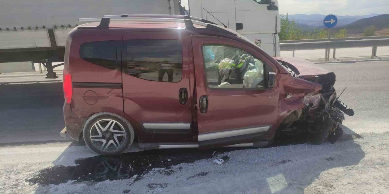 D100’de hafif ticari araç bariyerlere çarptı: 1 yaralı