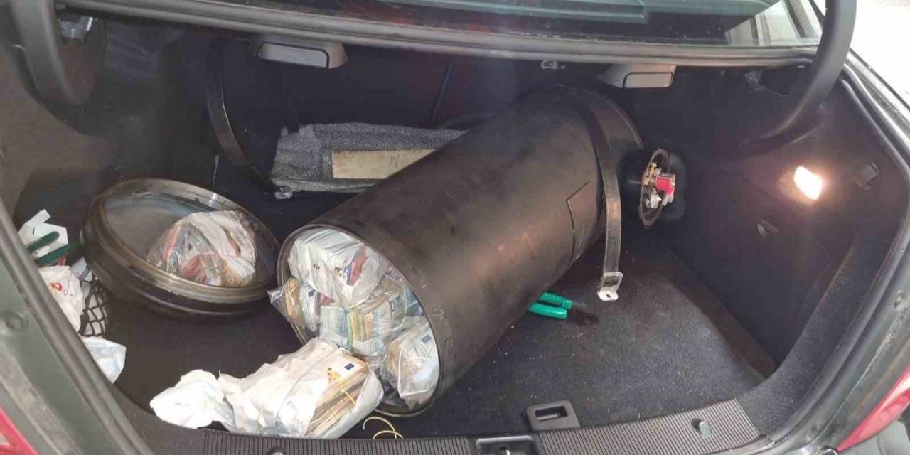 Oto gaz silindir tüpünde 522 bin 710 euro yakalandı
