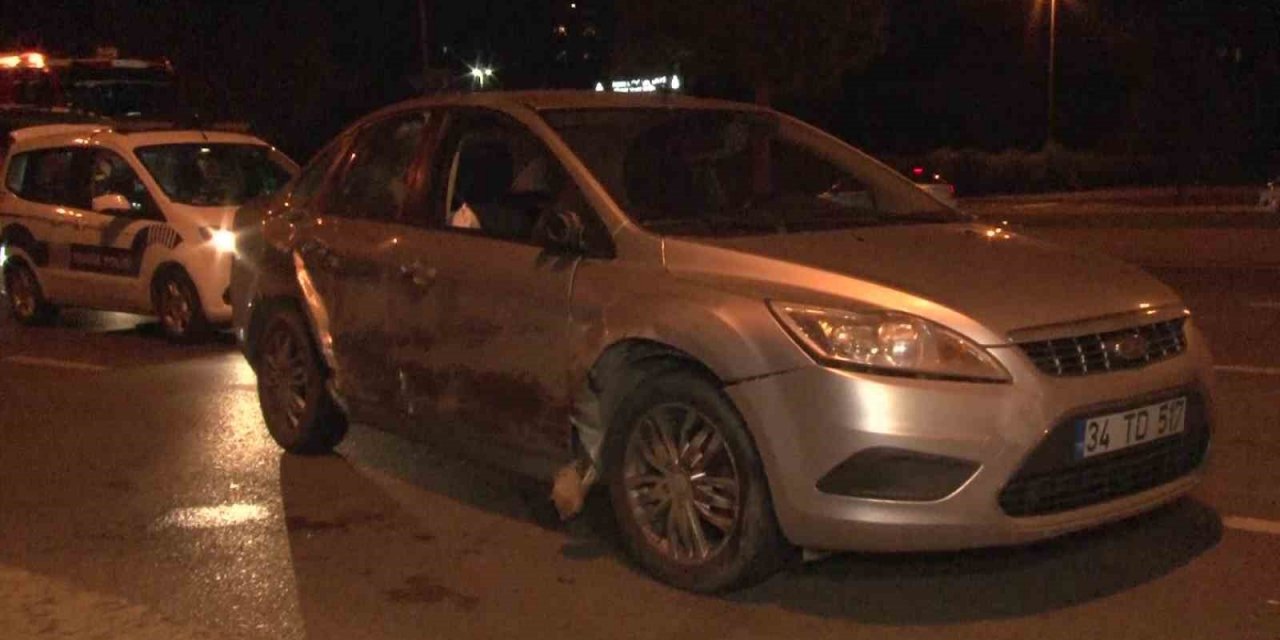 Motosikletle çarpışan otomobilin sürücüsü kaçtı! 2 yaralı