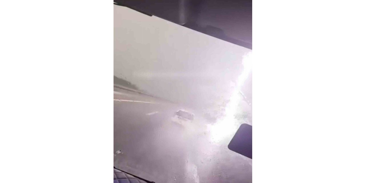 Yoldaki araçların yanına düşen yıldırım kamerada