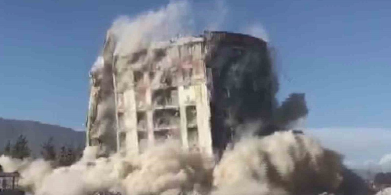 Yıkım esnasında iş makinesinin üzerine devrilen hastanenin 9 katlı ana bloğu dinamitle patlatıldı