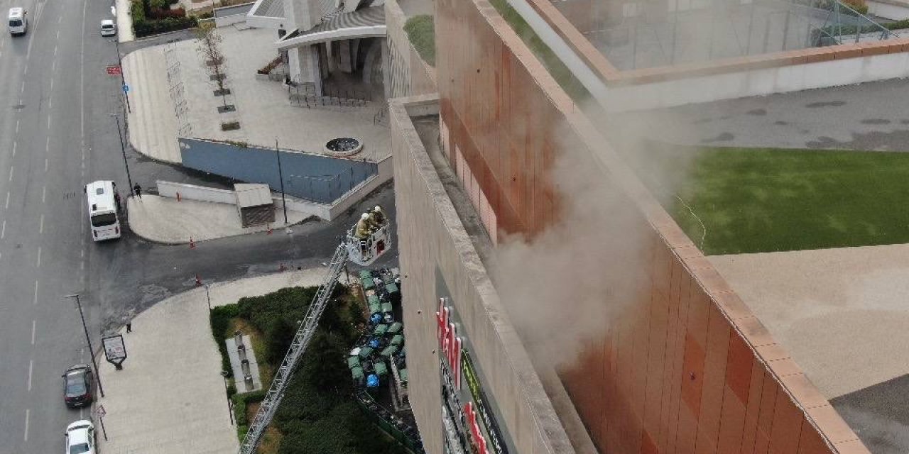 Maltepe’de AVM’de çıkan yangın paniğe neden oldu