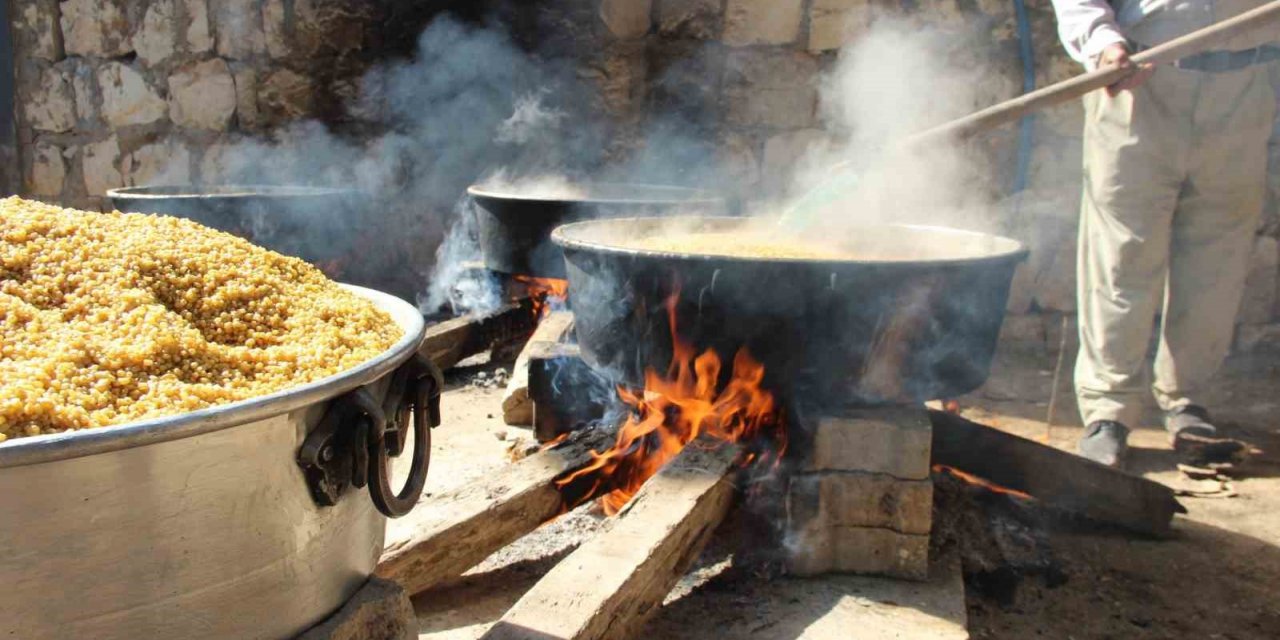 Yüz yıllık gelenek olan buğday kaynatma, kazanlardan çıkarılıp vatandaşlara dağıtılıyor