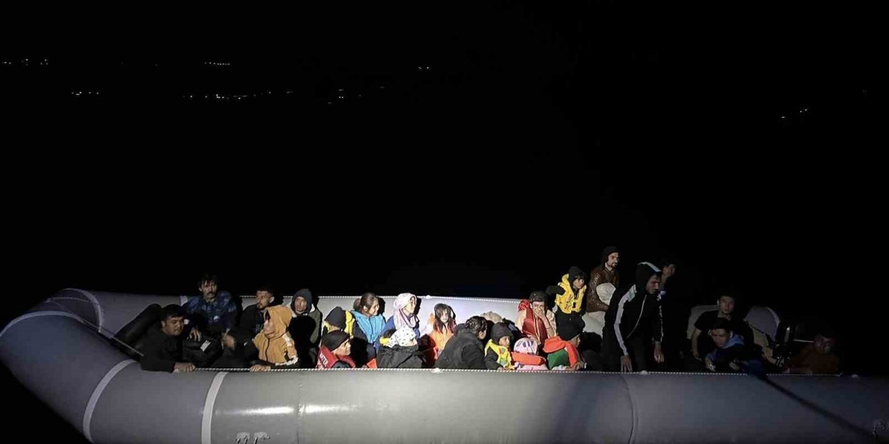 Lastik botları arızalanan ve sürüklenen 27 kaçak göçmen kurtarıldı