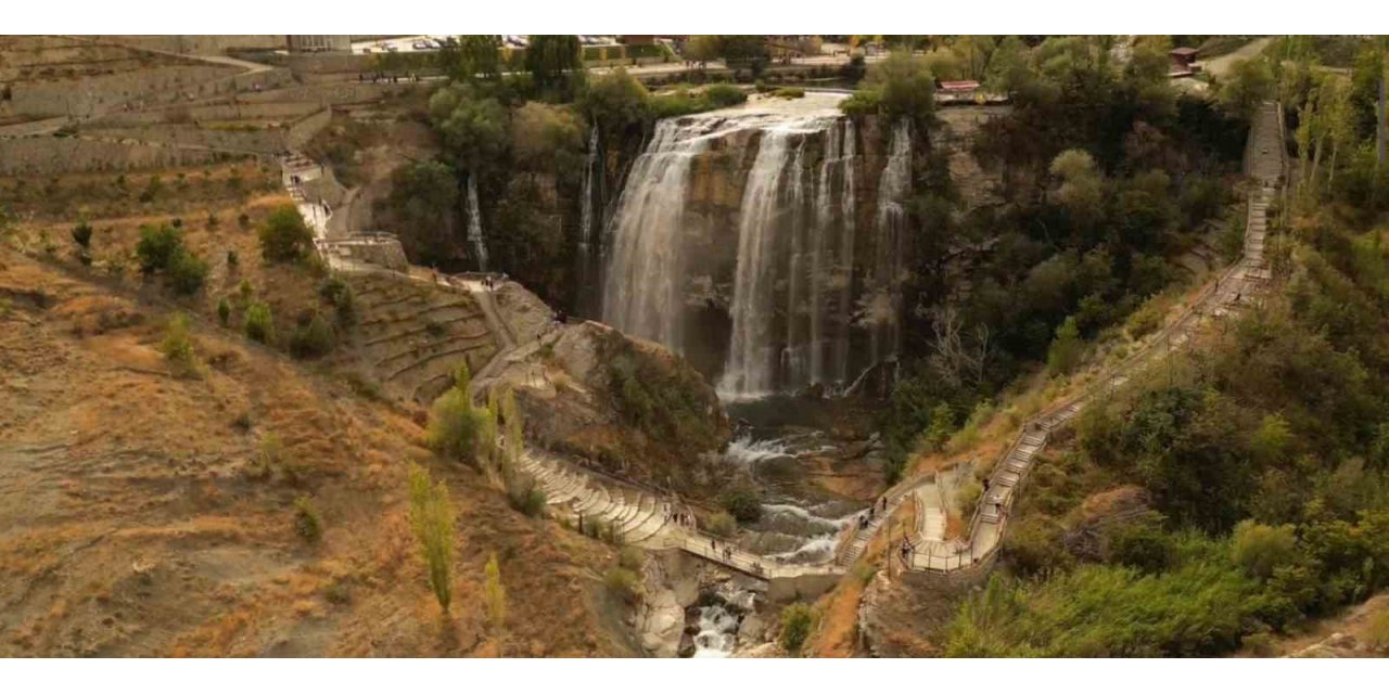 Tortum Şelalesi sonbaharın büyüsüne kapıldı