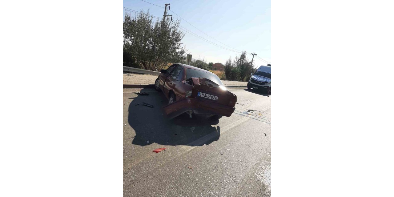 Kamyonun çarptığı otomobil savrulup iki araca çarparak durabildi