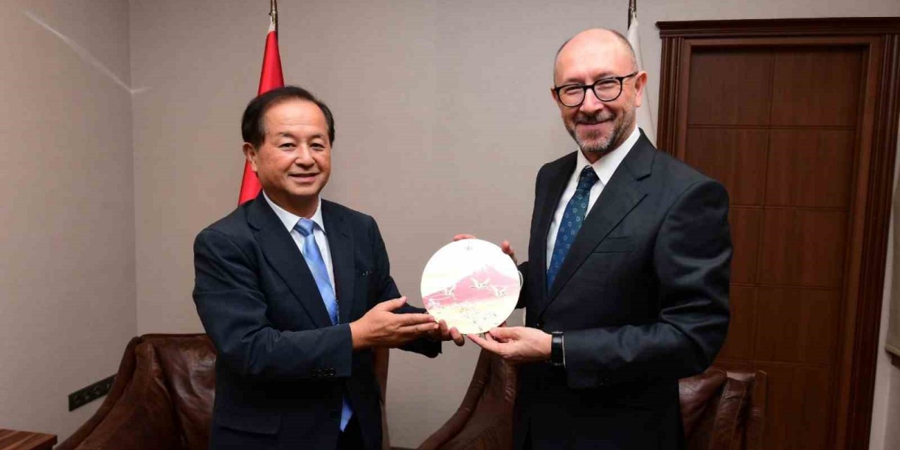 Rektör Erdal, Japon Açık Üniversitesi Rektörü Prof. Iwanaga ile bir araya geldi