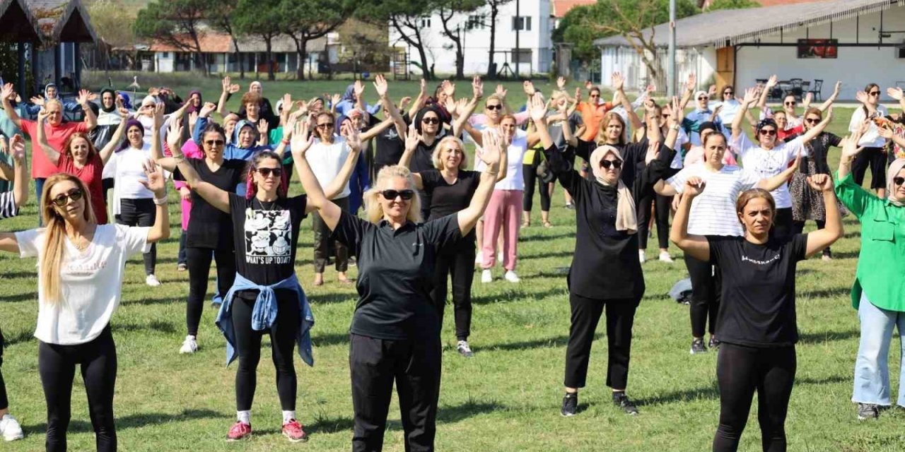 İzmitli kadınlar zumba etkinliği ile hem eğlendi hem spor yaptı