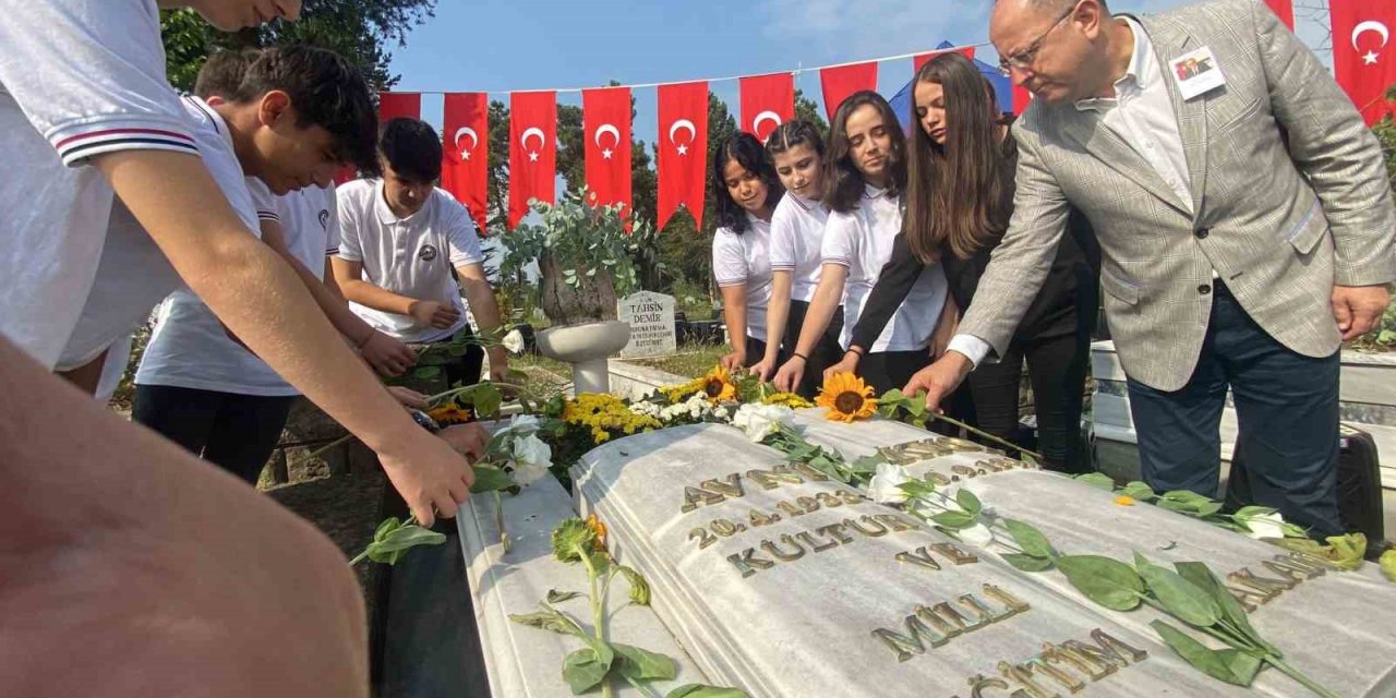 Milli Eğitim ve Kültür eski Bakanı Avni Akyol kabri başında anıldı