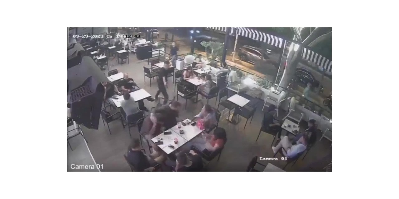 Kafede arkadaşlarıyla otururken kurşun yağmuruna tutuldu