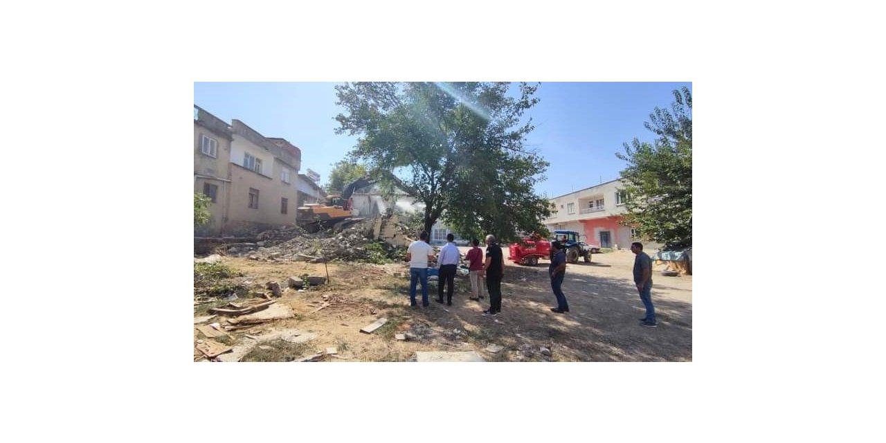 Kaymakam Yılmaz, bina yıkımlarını inceledi