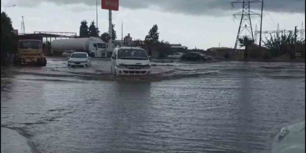 Hatay’ın kuzeyinde yağışlı hava etkisini hissettiriyor, caddeler göle döndü