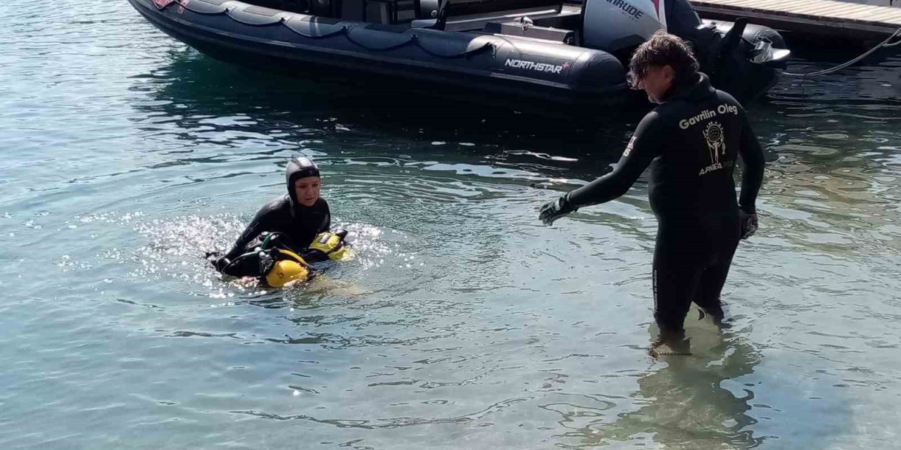 Akyaka azmağında dalgıçlar dip temizliği yaptı