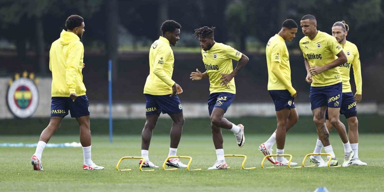 Fenerbahçe, Çaykur Rizespor maçı hazırlıklarını tamamlayarak kampa girdi