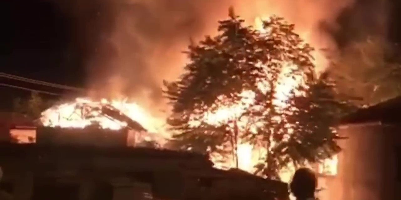 Taşova’da ev alev alev yandı