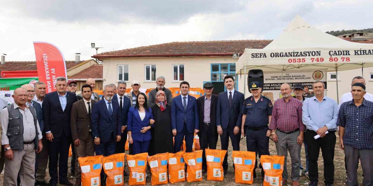 Vali Aygöl, Pazaryeri’nde tohum dağıtım programına katıldı