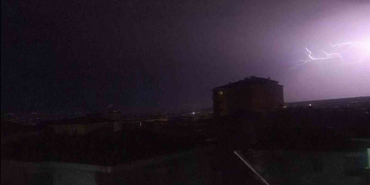 Çorum’da şimşekler geceyi aydınlattı