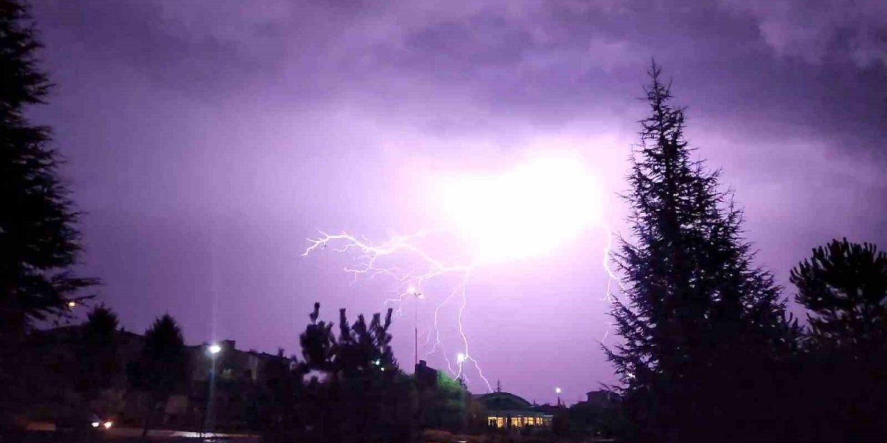 Karabük’te yıldırımlar gökyüzünde görsel şölen sundu