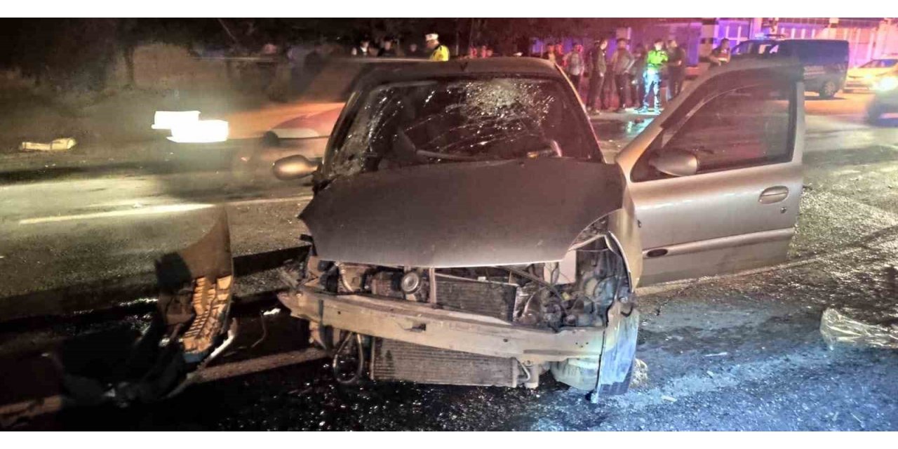 Manisa’da traktör ile otomobil çarpıştı: 4 yaralı