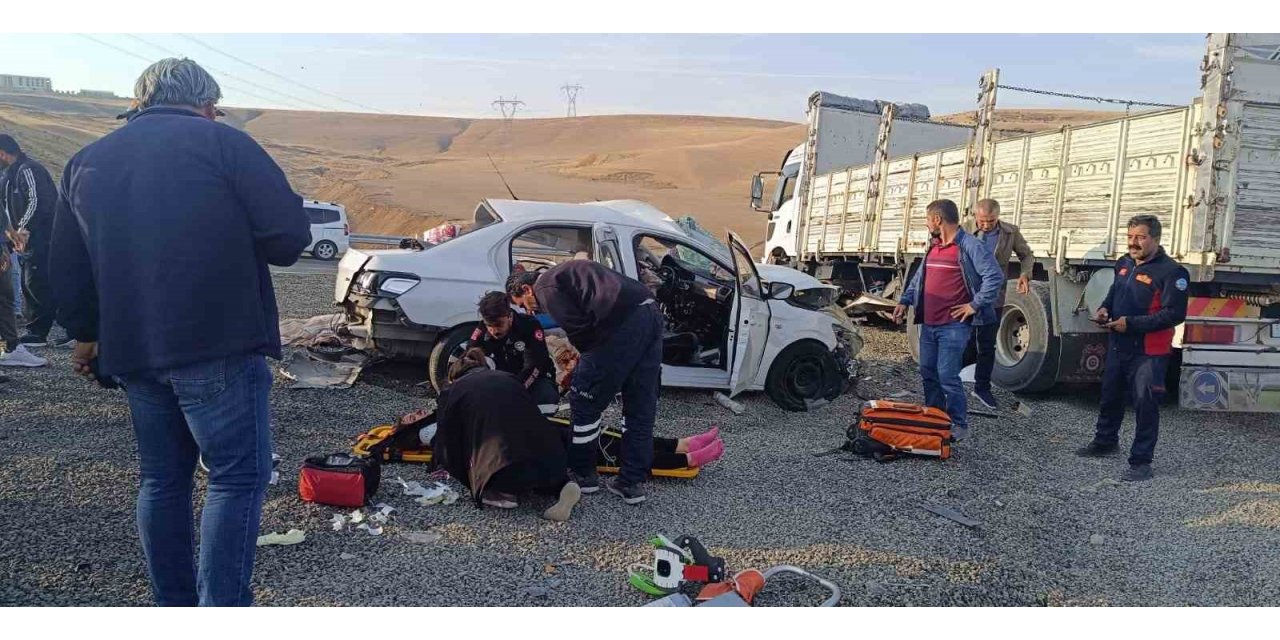 Ağrı’da tır otomobille çarpıştı: 2 ölü, 2 yaralı