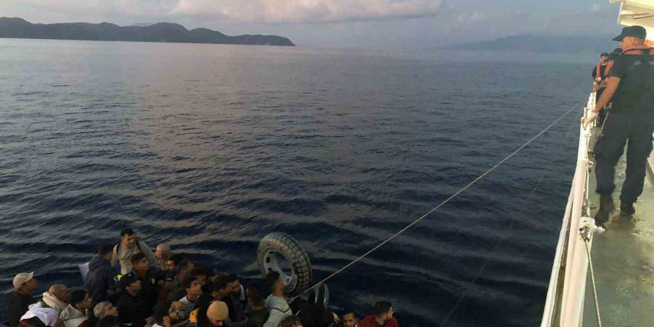 Datça açıklarında 52 düzensiz göçmen yakalandı