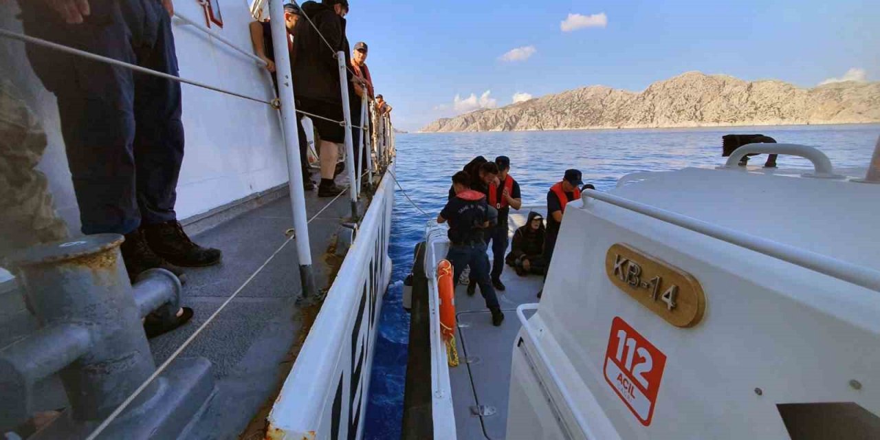 Yunanistan’ın geri ittiği 22 düzensiz göçmen kurtarıldı