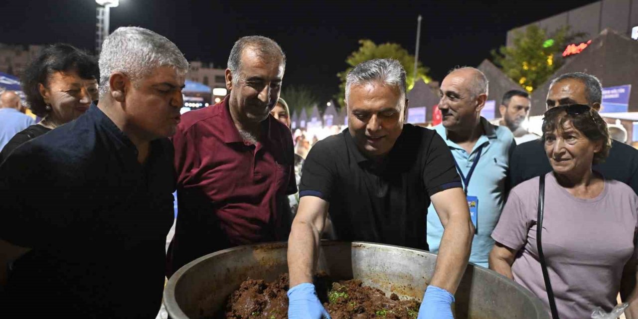 Festivalde Kardeş Türküler gecesi