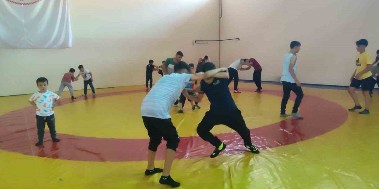Erzurum’da geleceğin güreşçileri yetiştiriliyor