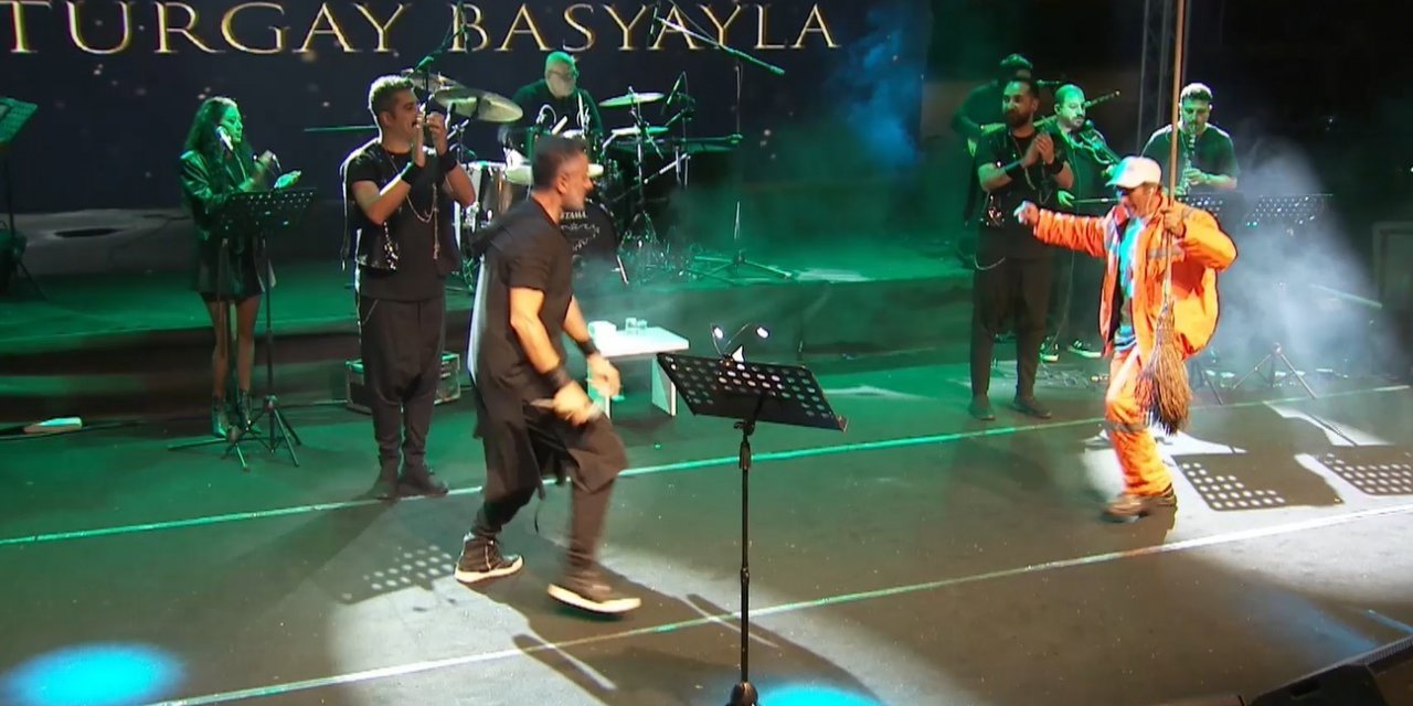 Temizlik görevlisinden süpürgesi ile sahnede görülmemiş oyun performansı