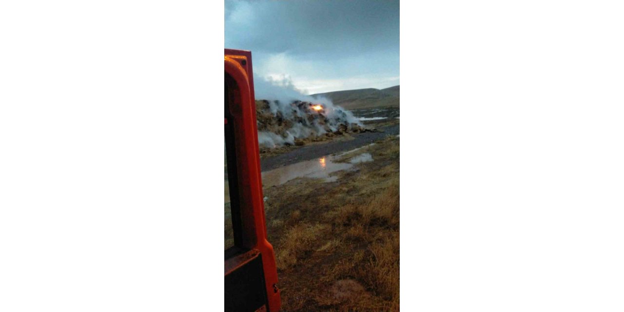 Yüzlerce saman balyası alevlere teslim oldu