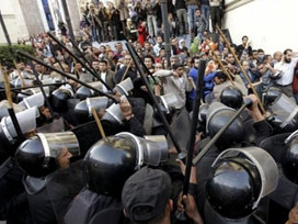 Mübarek'in karşıt ve yandaşları çatışıyor