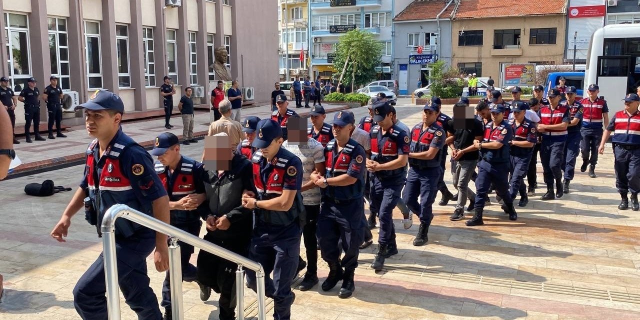 Polisin bıçaklanması olayı ile ilgili gözaltına alınan 8 şüpheli adliyeye sevk edildi