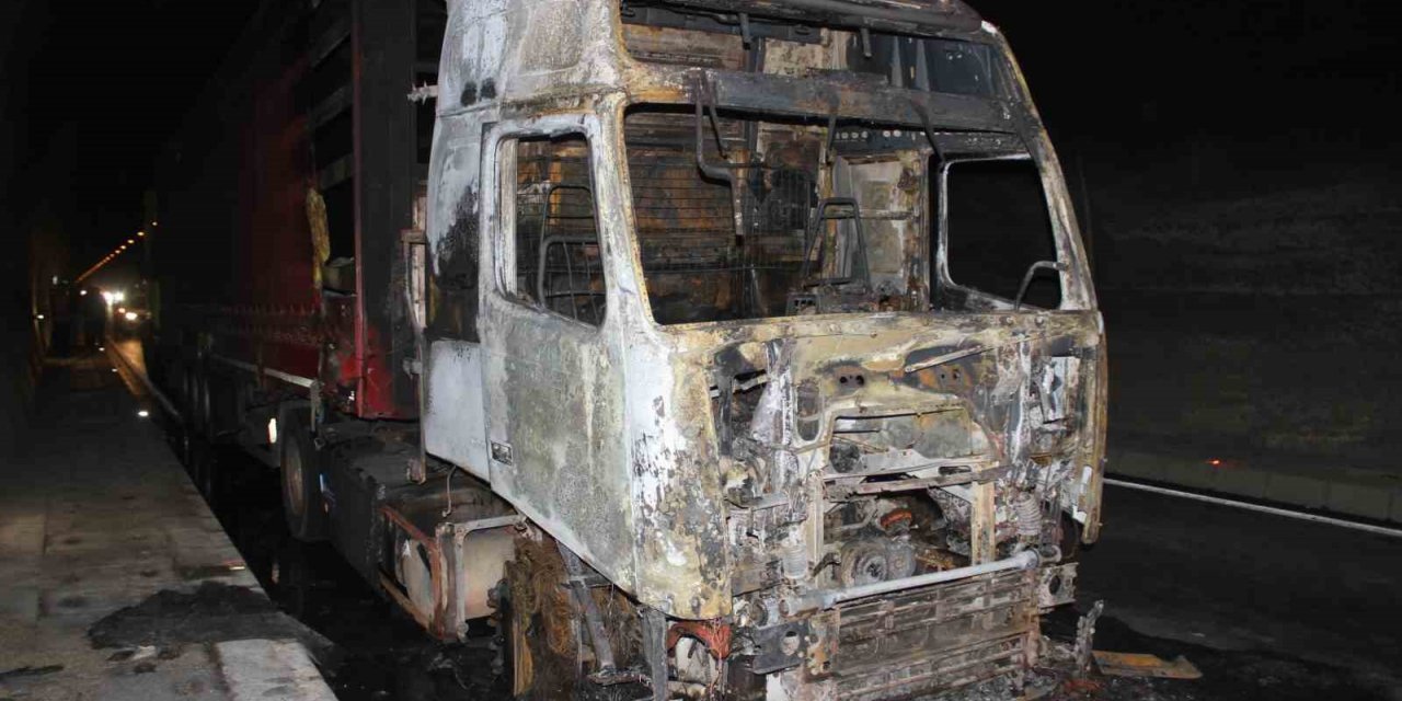 Ordu’da mercimek yüklü tır tünel içerisinde alevlere teslim oldu