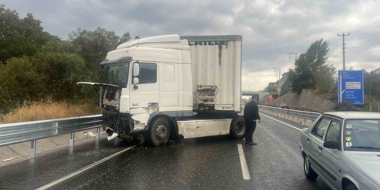 D100’de makaslayan tır ulaşımı aksattı