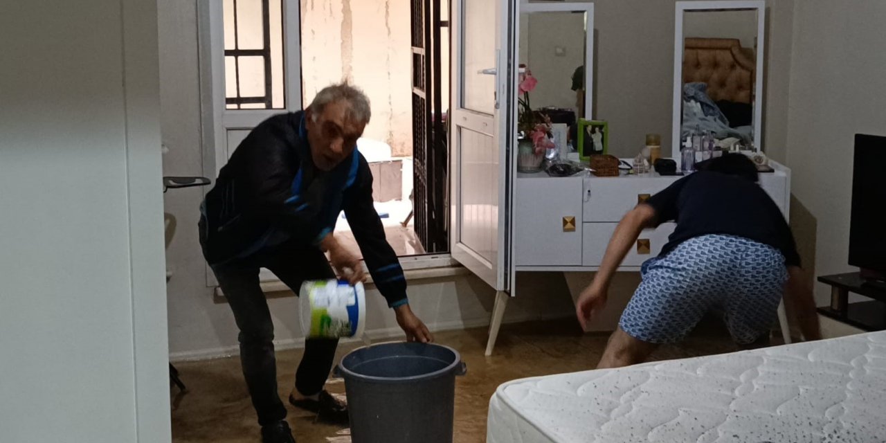 Sancaktepe’de sağanak yağış nedeniyle rögar taştı, 4 daireyi su bastı